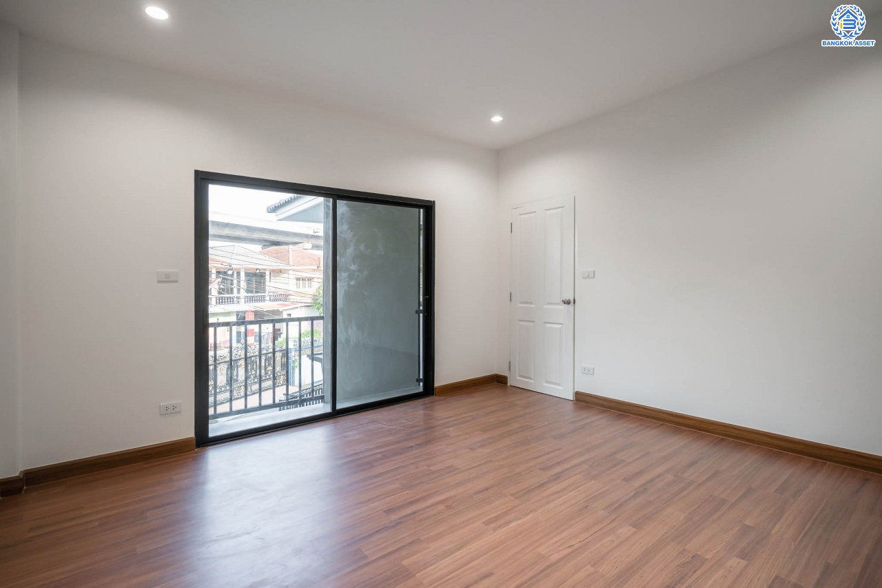 บ้านมือสองตกแต่งใหม่ โครงการ บูรพาวิลล่า3 บรมราชชนนี เนื้อที่ 60 ตร.ว. ฟังก์ชันครบ 4 ห้องนอน 3 ห้องน้ำ 1 ห้องอเนกประสงค์ 2 ที่จอดรถ บ้านสวยสภาพดี พร้อมเข้าอยู่ บนทำเลศักยภาพเข้า-ออกได้หลายเส้นทาง ใกล้รถไฟฟ้าสายสีน้ำเงิน "สถานีไฟฉาย" และทางด่วน "ศรีรัช"